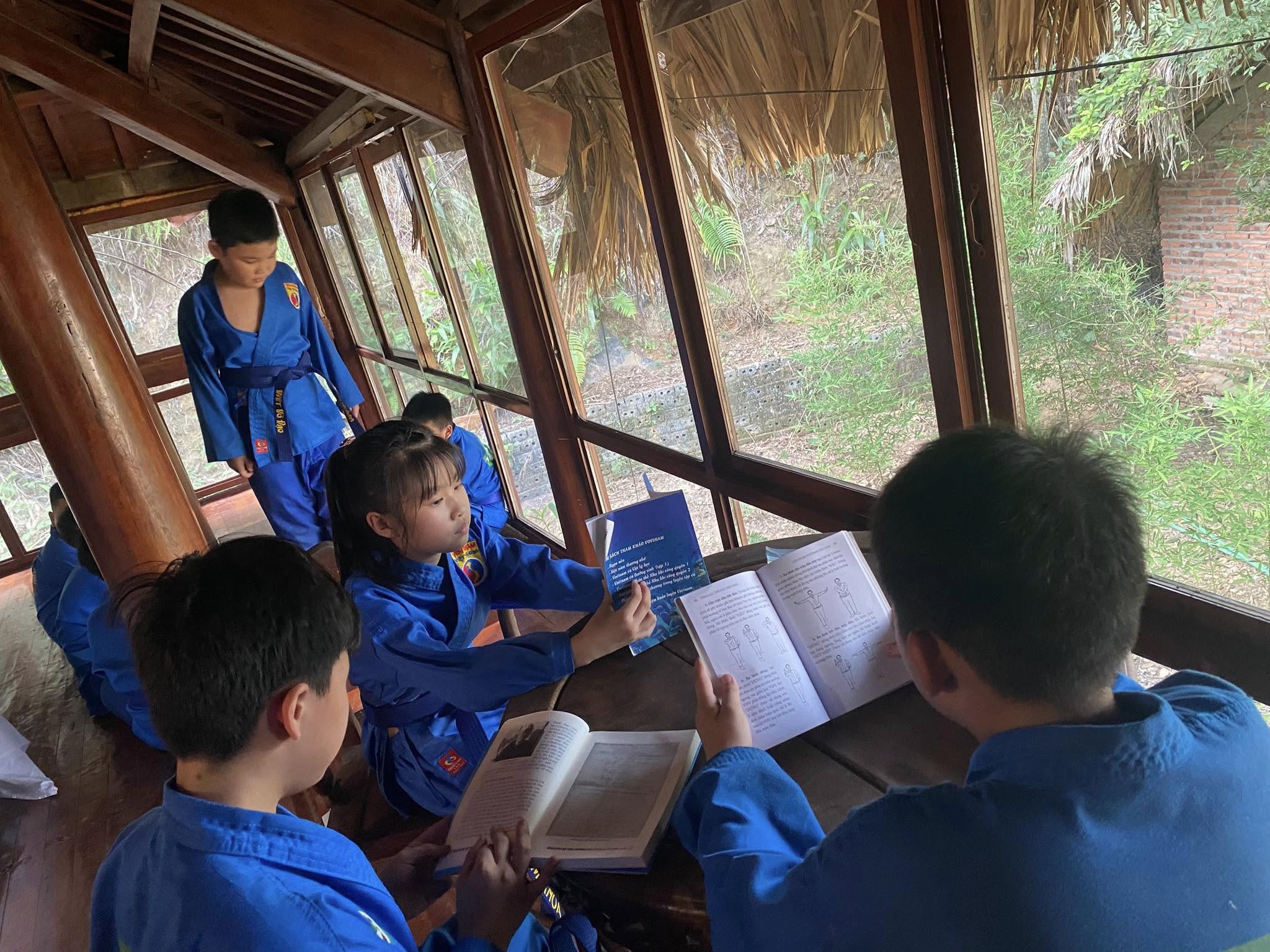 Các con cùng cười