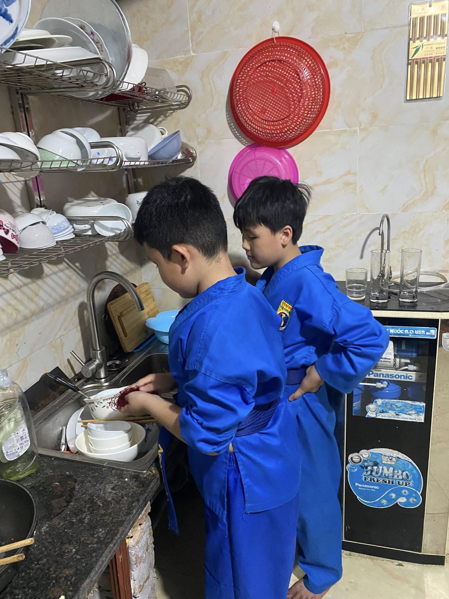 Người lớn lắng nghe con