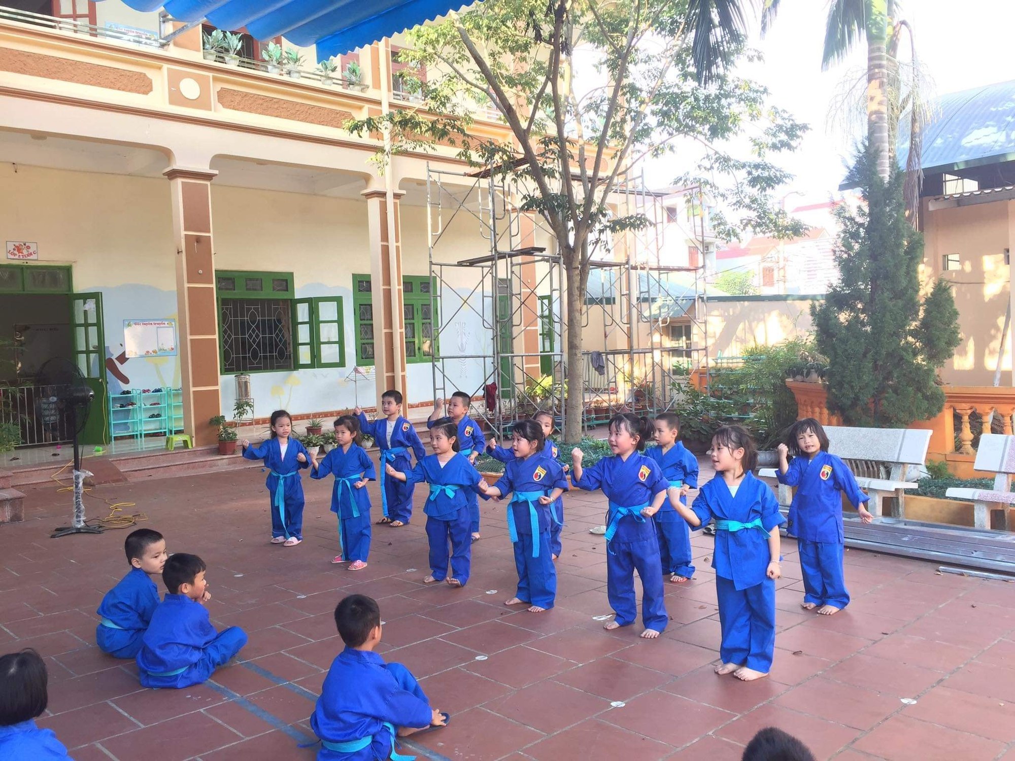 Bé lễ phép