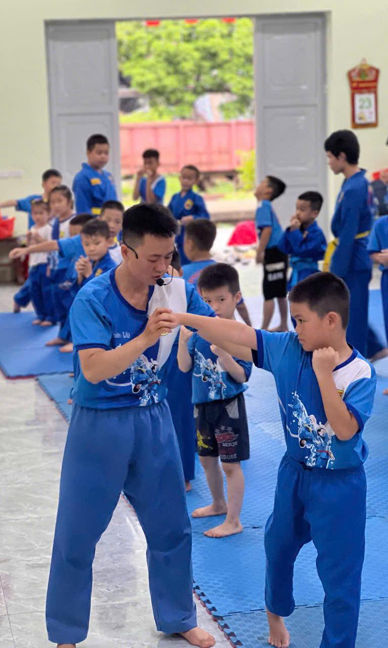 Thầy kèm từng em