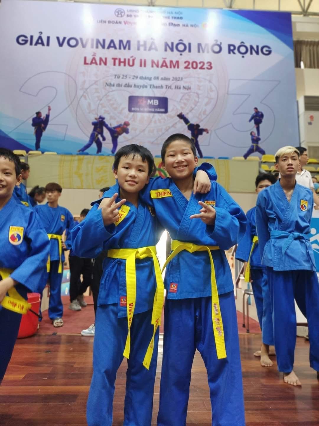Các con cùng cười