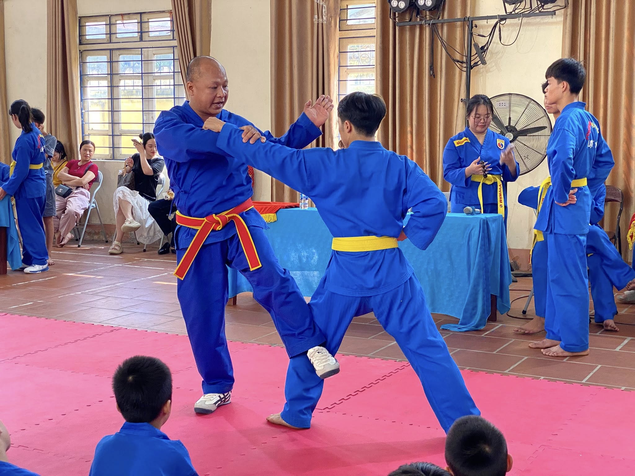 Thầy hướng dẫn võ sinh