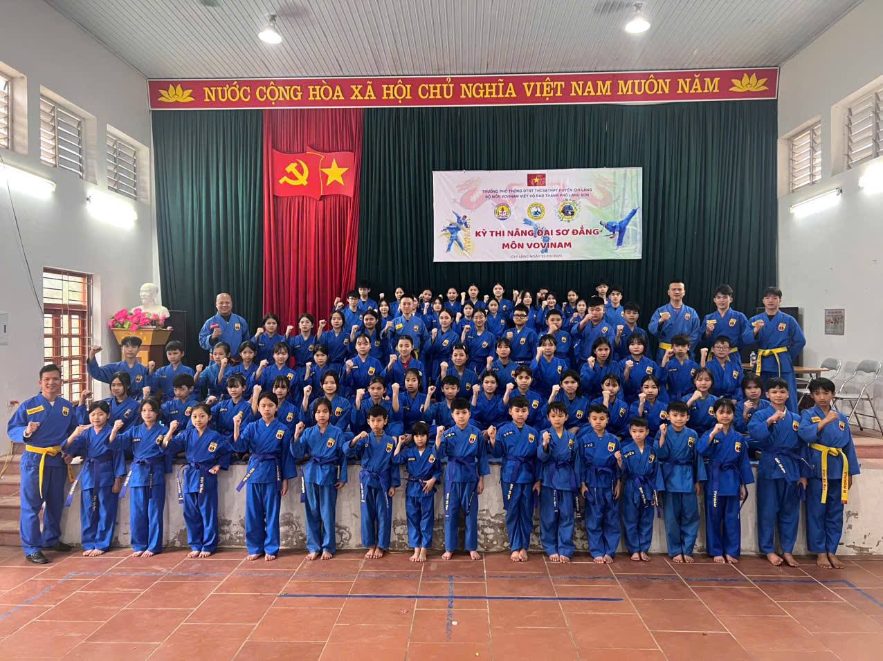 Ăn cơm cùng đội