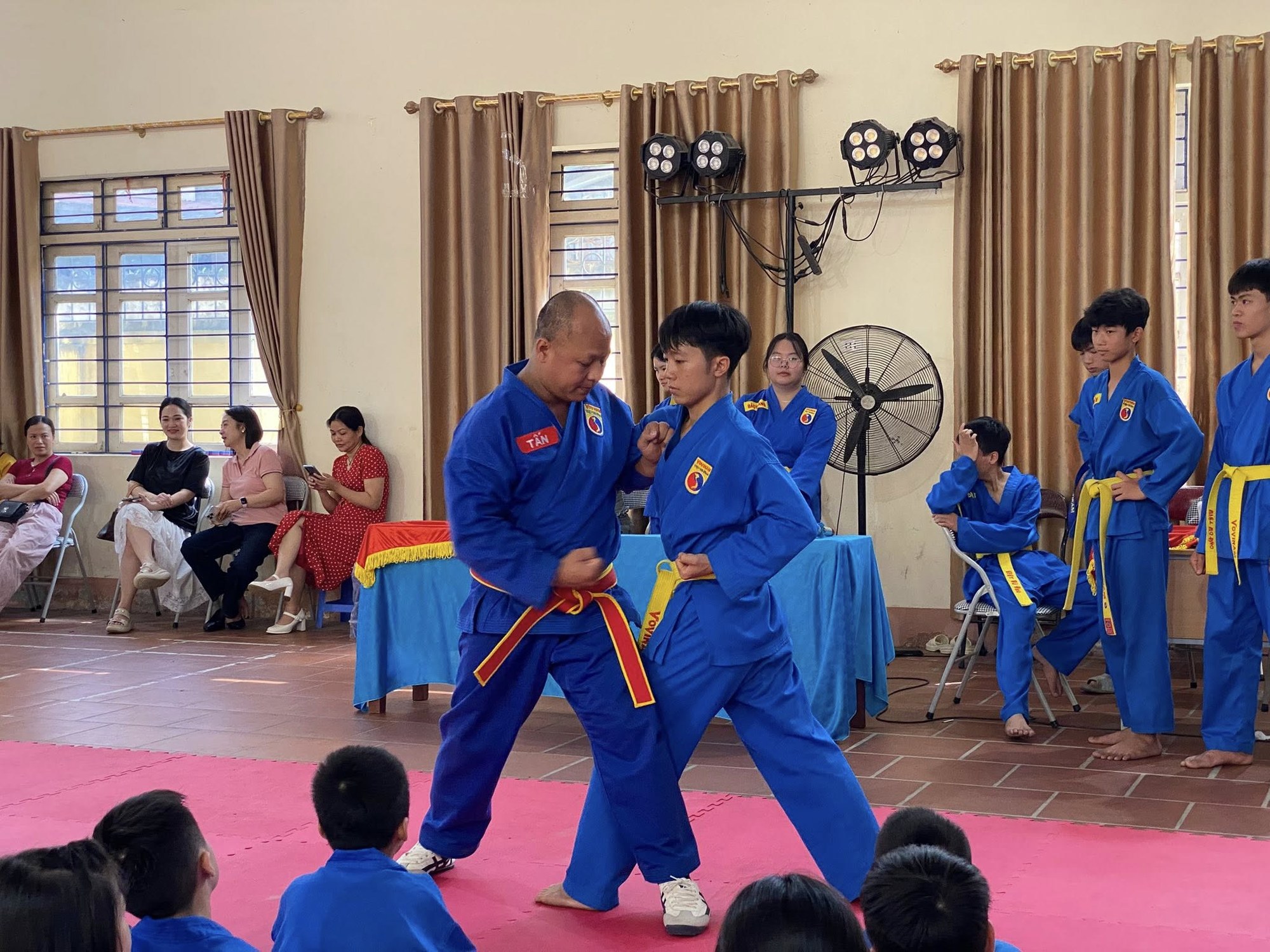 HLV hướng dẫn từng em