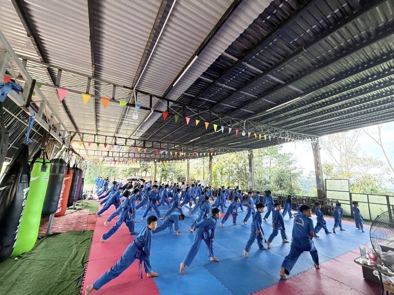Các con cùng cười
