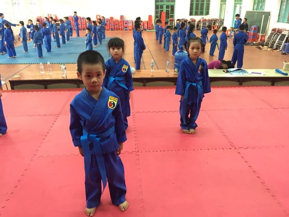 Bé đeo đai mới